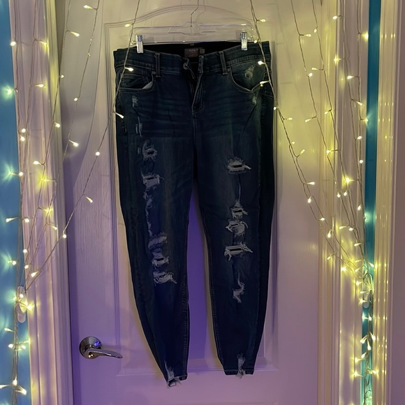 Torrid BOMBSHELL SKINNY PREMIUM STRETCH HIGH-RISE DESTRUCTED JEAN - Picture 1 of 4